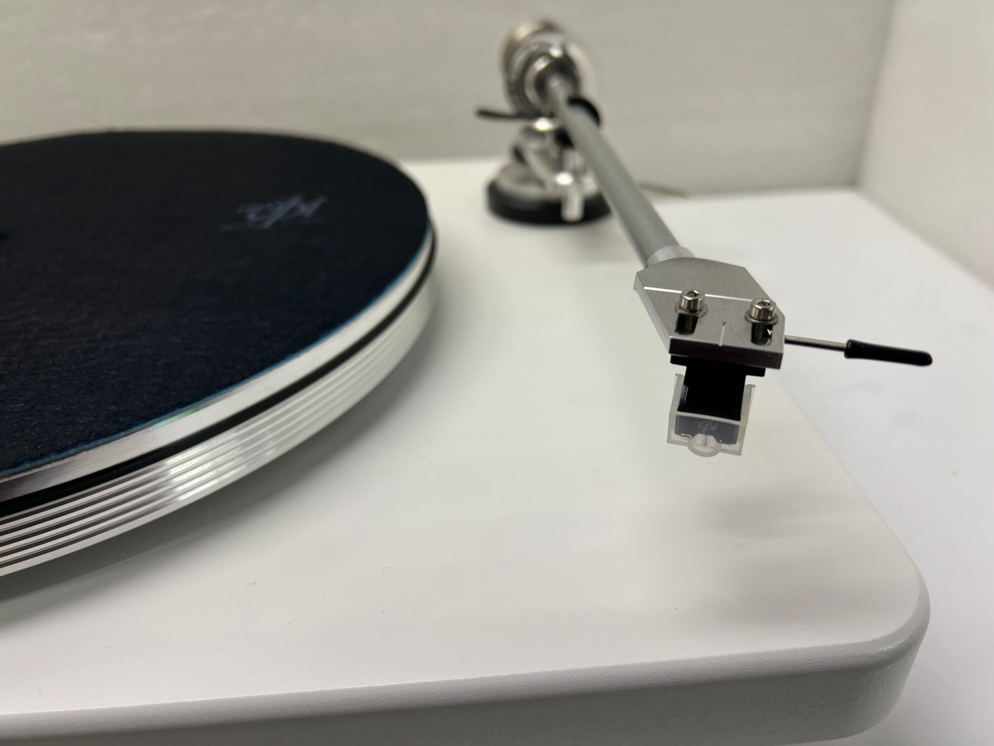 Cliffwood White with Traveler Arm